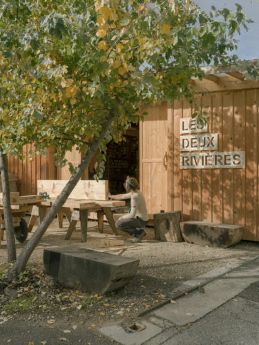 Construire avec le bois du site