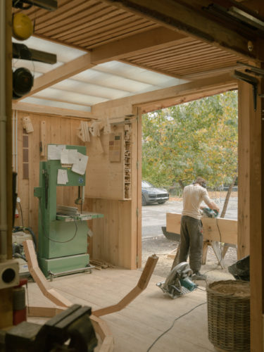 Construire avec le bois du site