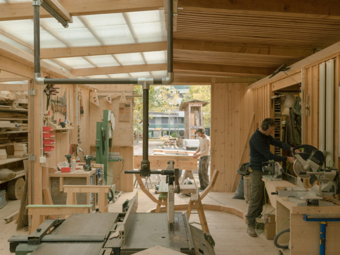 Construire avec le bois du site