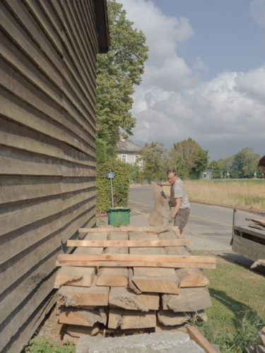 Construire avec le bois du site