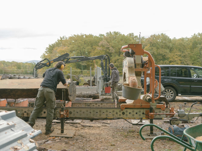 Construire avec le bois du site