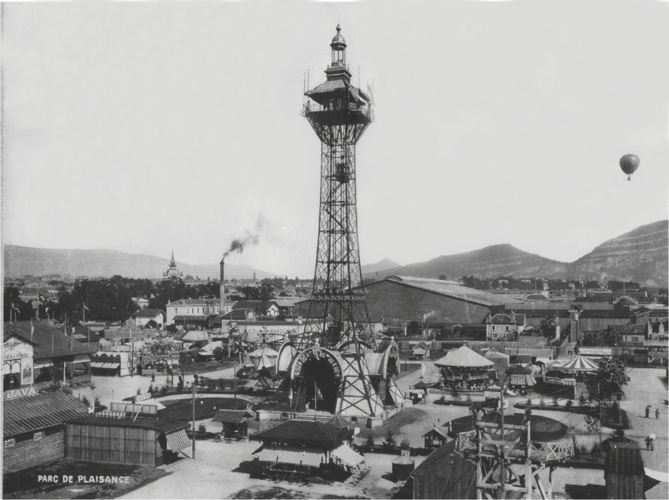 Image de référence tour de l'exposition suisse 1896. Place publique avec un château d'eau et buvette à Genève.