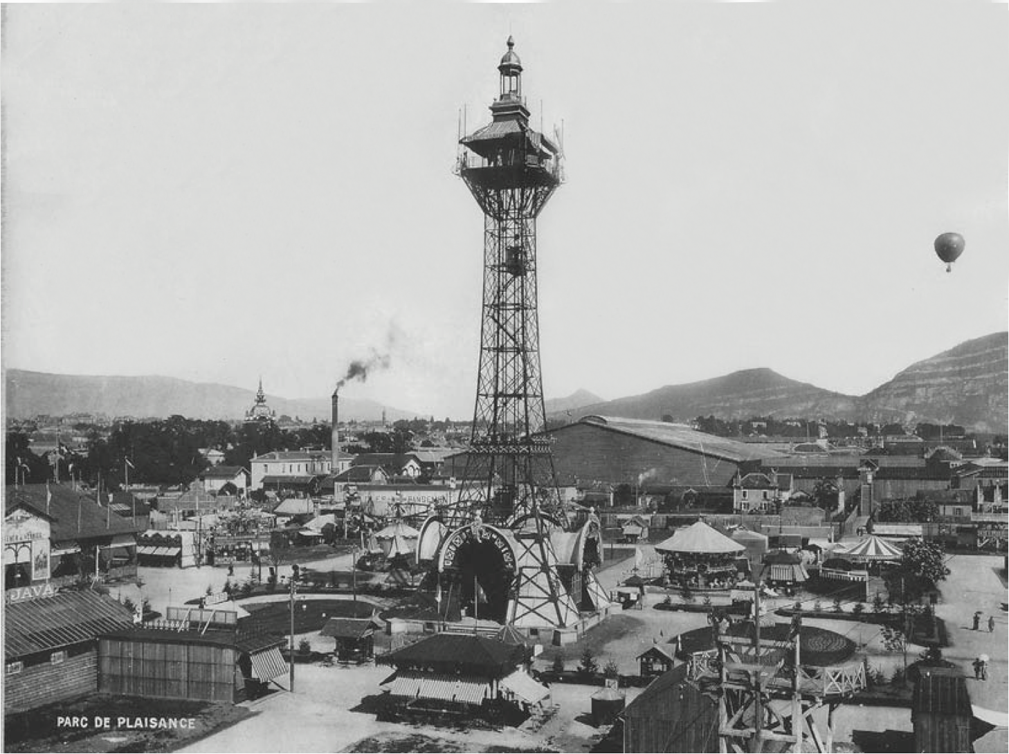 Image de référence tour de l'exposition suisse 1896. Place publique avec un château d'eau et buvette à Genève.