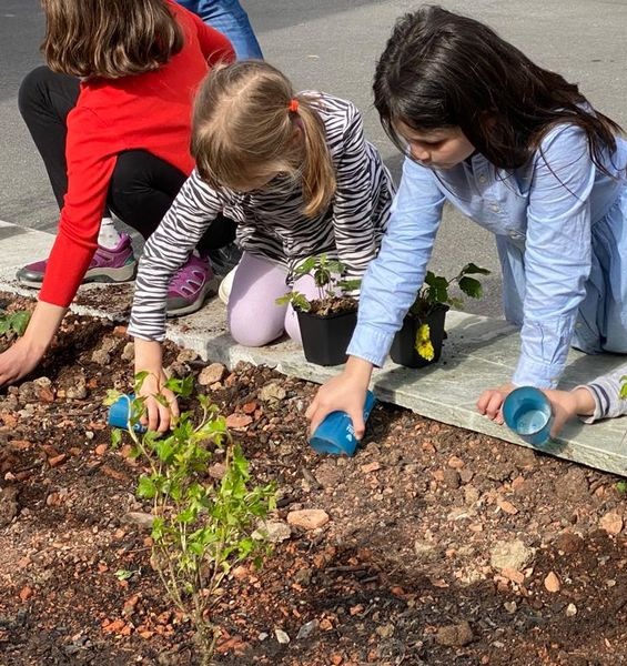 Jardinage collectif avec enfants