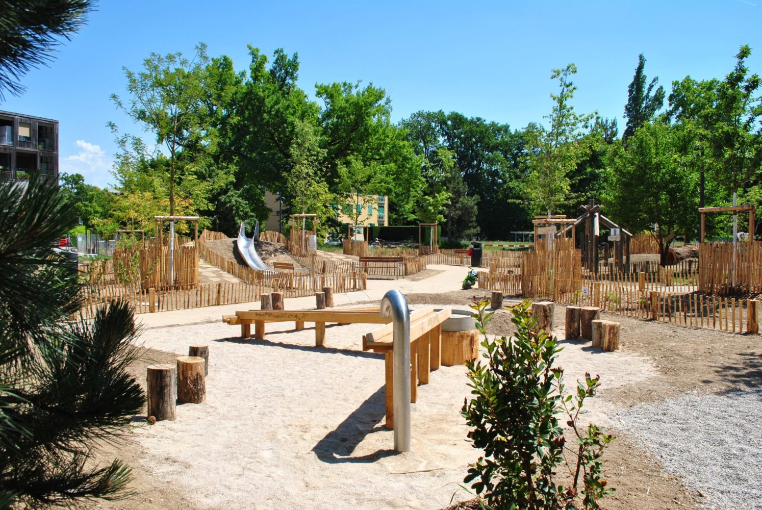 Désimperméabilisation et végétalisation de la place Rigaud, aire de jeux