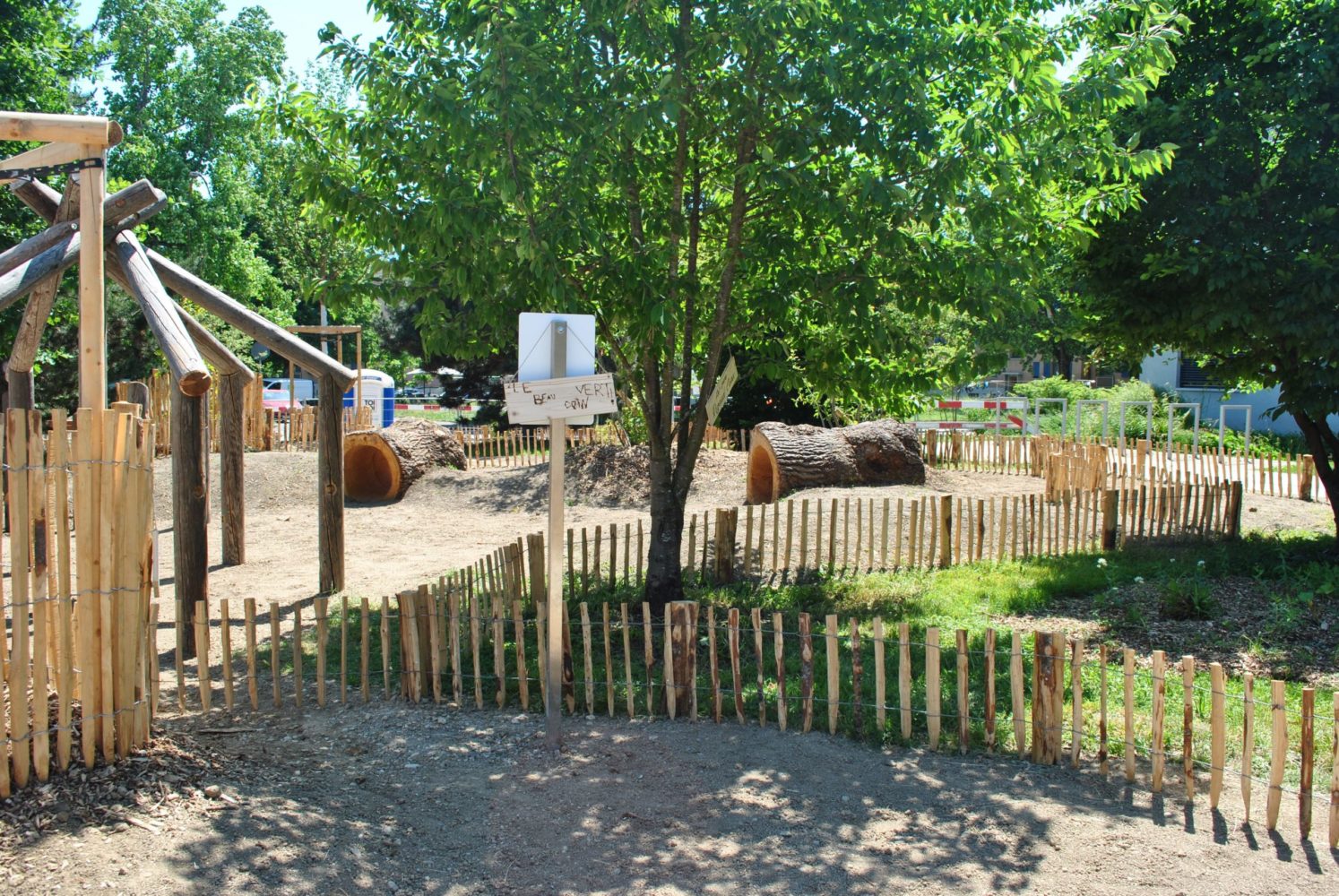 Désimperméabilisation et végétalisation de la place Rigaud, aire de jeux